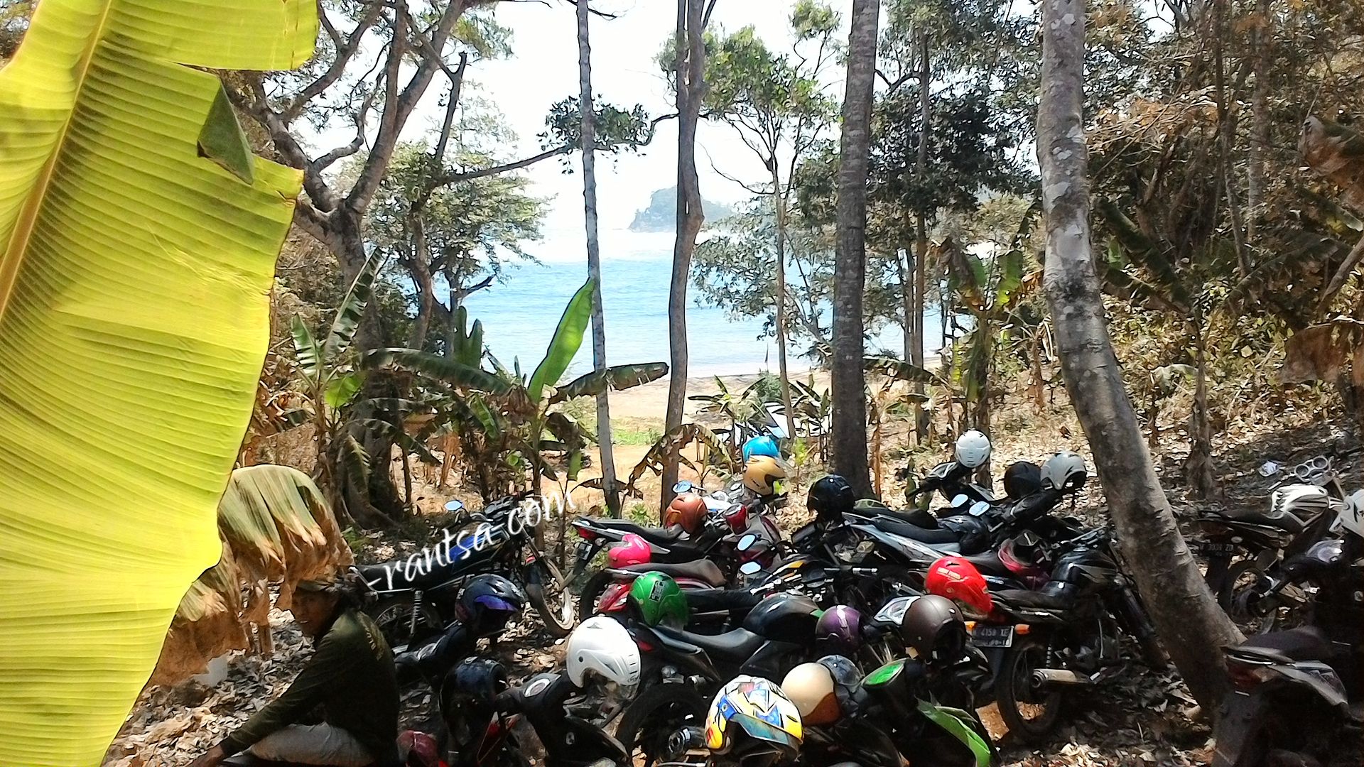 tempat parkir Pantai Mbantol, Pantai Kedung Celeng dan Pantai Pulodoro