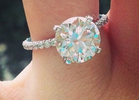 Jamie Lynne Spears Engagement Ring 2013 pave setting scalloped